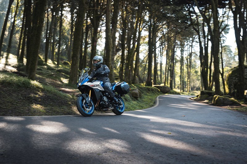 Auch auf feuchter Fahrbahn war das Motorrad präzise und einfach zu dirigieren!