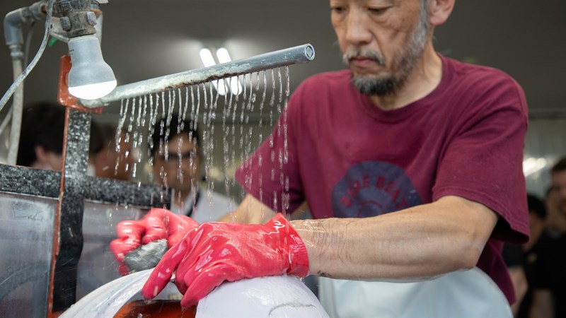 Arai Helmfertigung Japan. Schleifen und Lackieren Tour-X5