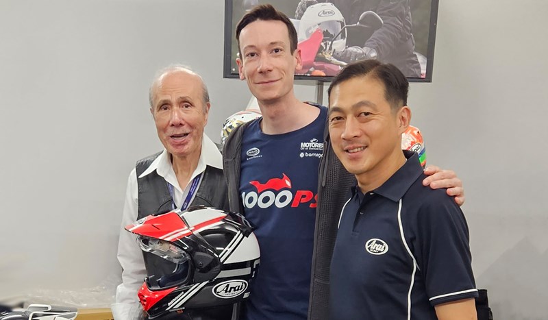 Arai Tour X5 Übergabe an Redakteur MEX von Michio Arai höchstpersönlich