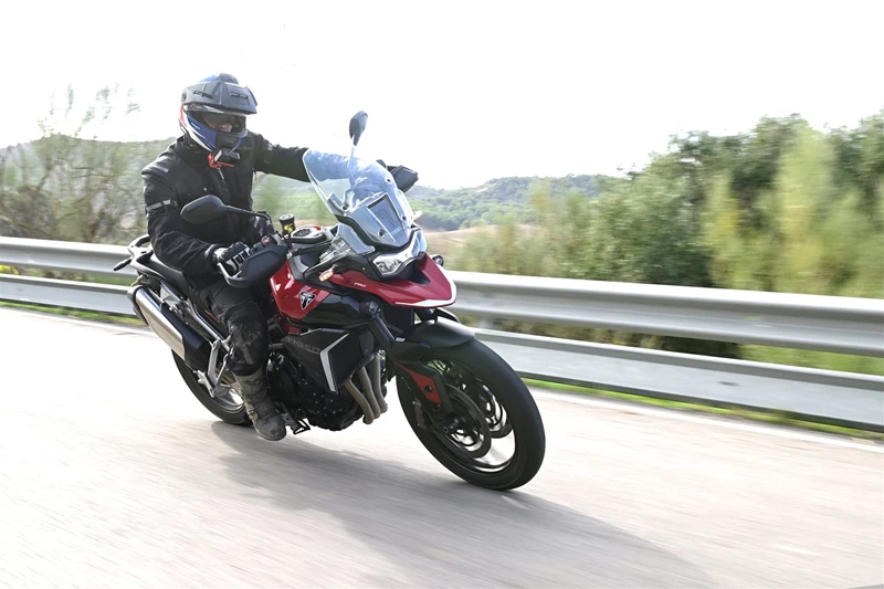 Die neue Triumph Tiger 900 GT Pro in der Farbe "Carnival Red" Die neue Triumph Tiger 900 GT Pro in der Farbe "Carnival Red"