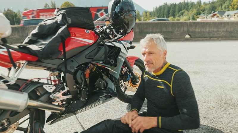Tibor schraubend neben dem Bike - ein häufiger Anblick. Tibor schraubend neben dem Bike - ein häufiger Anblick.