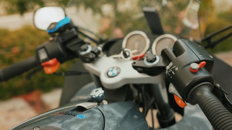 Die Blinkerbedienung ist aus heutiger Sicht gewöhnungsbedürftig. Insgesamt braucht es auf der R 1100 S dazu drei Knöpfe.