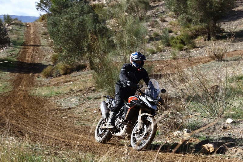 Das Fahrwerk der Tiger 900 Rally Pro ist im Gelände sehr komfortabel