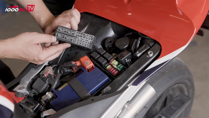 Der Sicherungskasten am Beispiel einer 2009er Honda CBR600RR. Der Sicherungskasten am Beispiel einer 2009er Honda CBR600RR.