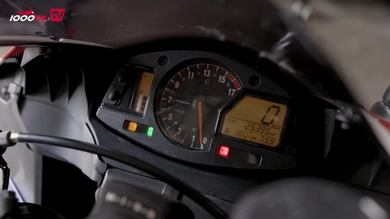 Hier noch relativ wenig Kontrollleuchten - dennoch sollten sie alle aus gehen. Hier noch relativ wenig Kontrollleuchten - dennoch sollten sie alle aus gehen.