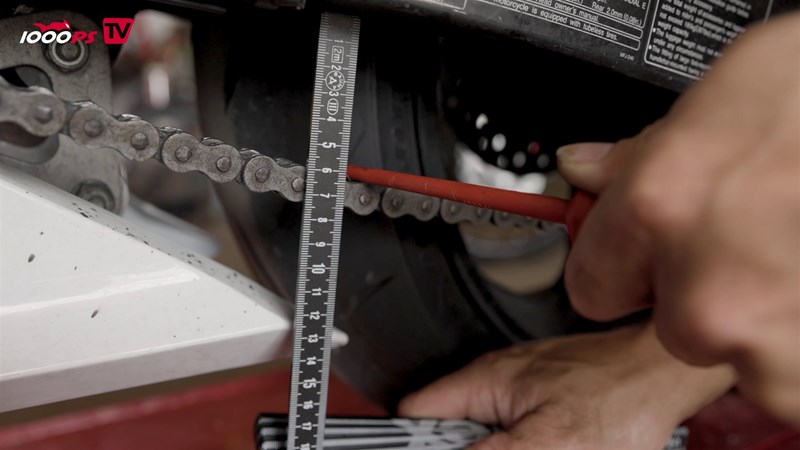 Das Kettenspiel kannst du auch manuell messen. Hier haben wir beispielsweise ein zu lockere Kette.