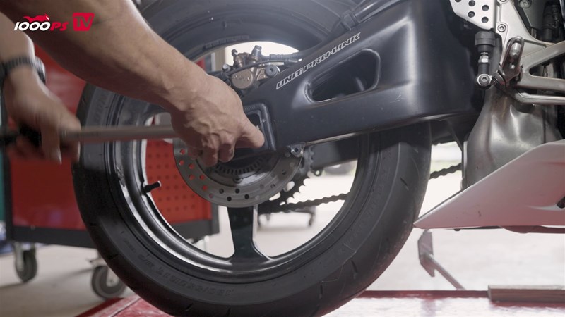 Die Achsmutter muss nur leicht gelöst werden, damit das Hinterrad Spiel hat.