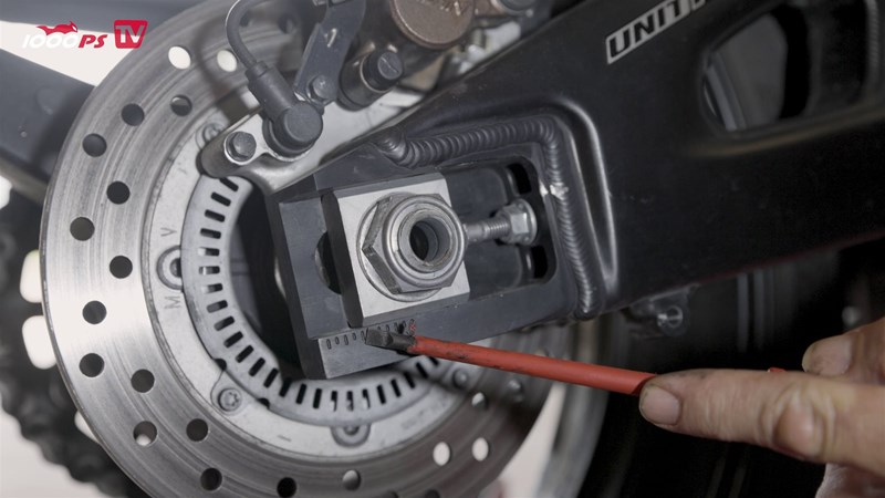 Mit solchen beidseitigen Markierungen auf der Schwinge kannst du die Flucht des Hinterrads prüfen. Profis verwenden zu der Messung einen Laser, da die Markierungen nicht immer zu 100 Prozent korrekt sind.