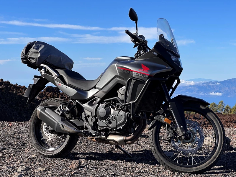 Auf in luftige Höhen! Bis auf 2.200 Meter hinauf schlängeln sich die Straßen auf Teneriffa. Auch mit Sozius und Gepäck kein Problem für die Transalp. Auf in luftige Höhen! Bis auf 2.200 Meter hinauf schlängeln sich die Straßen auf Teneriffa. Auch mit Sozius und Gepäck kein Problem für die Transalp.