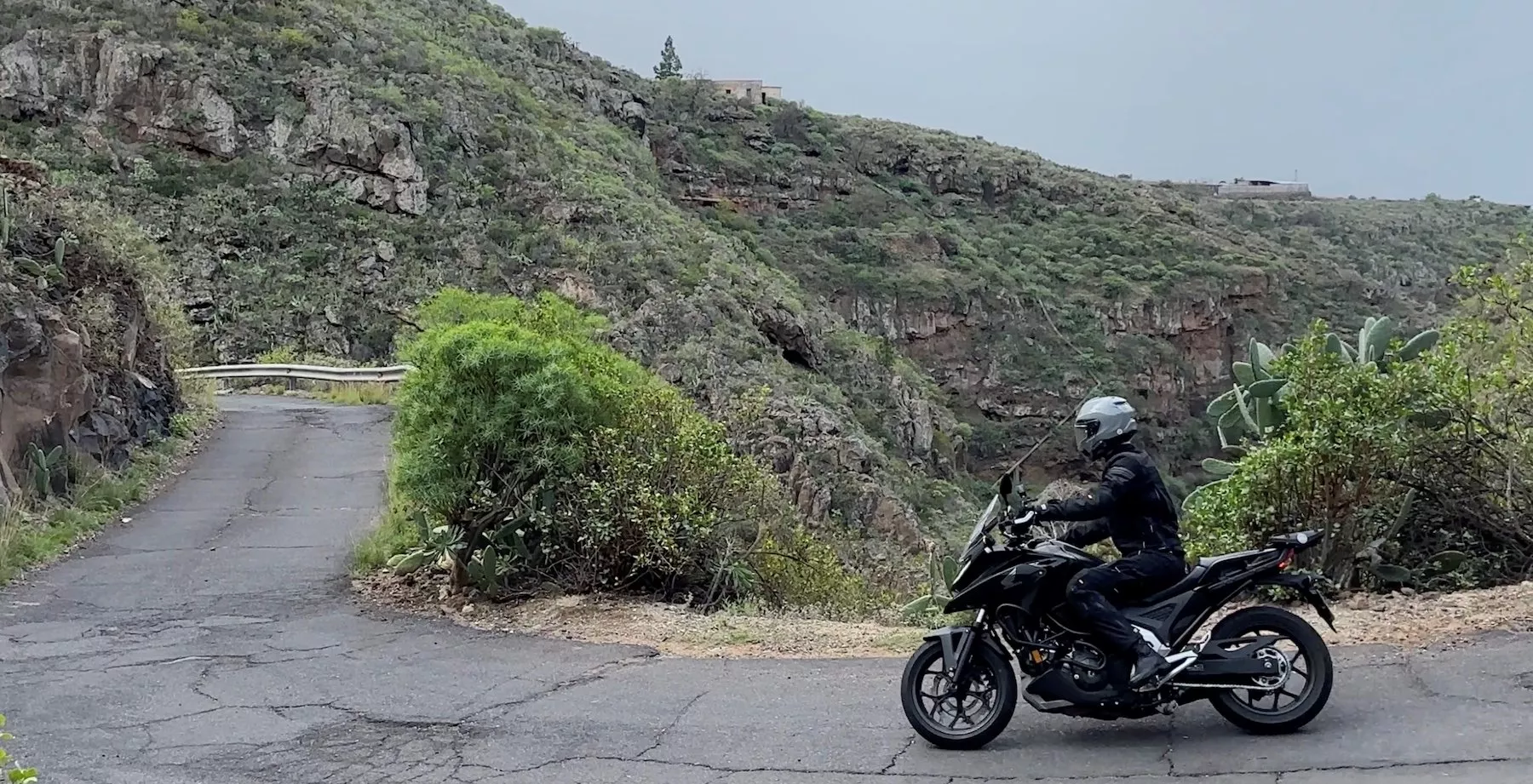 Unterwegs mit der NC750X DCT auf engen Straßen auf der Insel Teneriffa. 