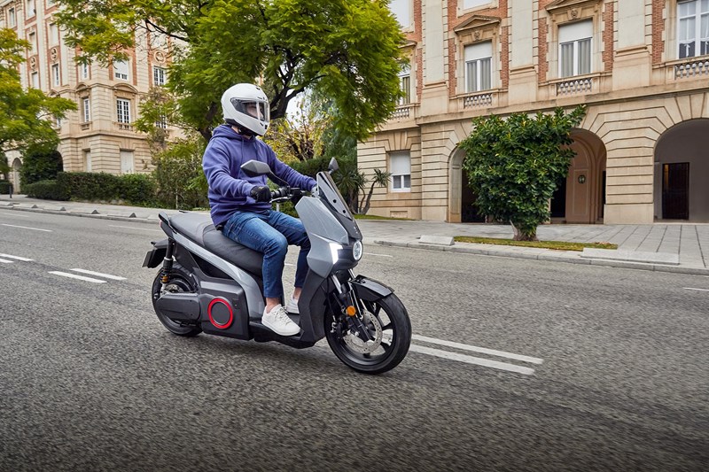 Ab 2024 ist der SEAT Roller auch als 50 Kubik Variante erhältlich.