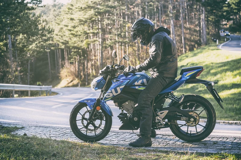Die Suzuki GSX-S 125. Fahrergröße: 180 cm. Die Suzuki GSX-S 125. Fahrergröße: 180 cm.