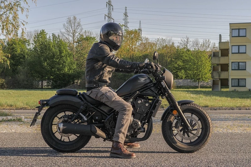 Die Honda CMX500 Rebel. Fahrergröße: 185 cm. Die Honda CMX500 Rebel. Fahrergröße: 185 cm.