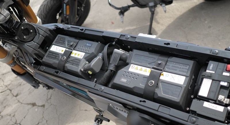 Die Akkus des BMW CE 02. Die Kapazität liegt bei jeweils 1,96 kWh.