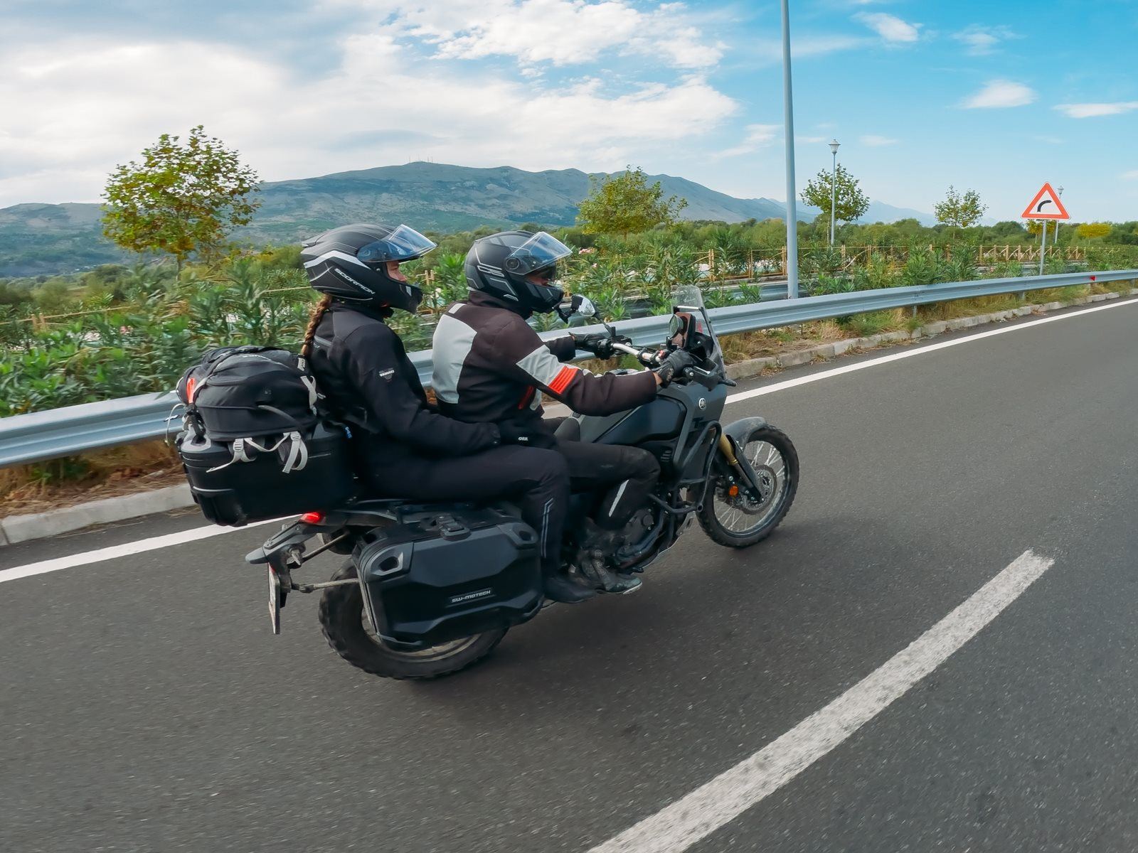 Zwei Personen auf Yamaha Tenere 700