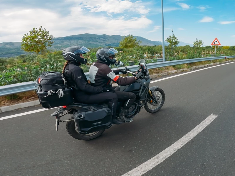 Zwei Personen auf Yamaha Tenere 700 Zwei Personen auf Yamaha Tenere 700