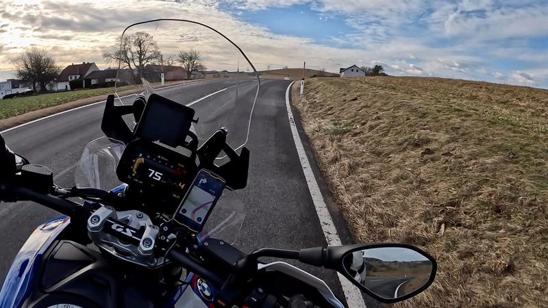 Auf saftiges Grün und ein wundervolles Blütenmeer muss man im Winter verzichten. Doch ein paar Sonnenstrahlen und ein blauer Himmel sorgen trotzdem für ein wunderbares Gefühl im Sattel. Auf saftiges Grün und ein wundervolles Blütenmeer muss man im Winter verzichten. Doch ein paar Sonnenstrahlen und ein blauer Himmel sorgen trotzdem für ein wunderbares Gefühl im Sattel.