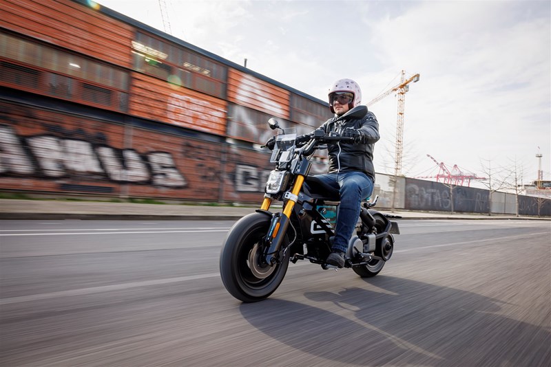 Der CE 02 wird bei 95 km/h elektronisch abgeriegelt. Immer noch genug für die Stadtautobahn.