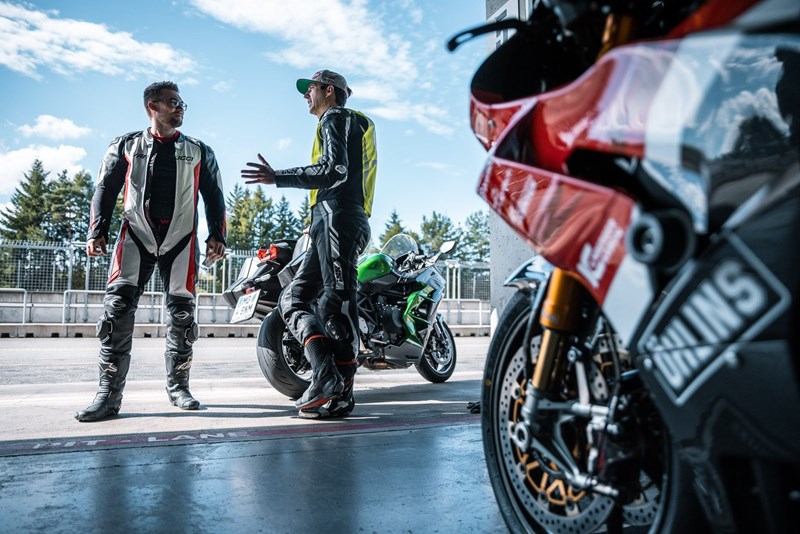 Die 1000PS Bridgstone Trackdays Instruktoren freuen sich auf leiwande Gespräche und lässige Turns in der Saison 2024. Die 1000PS Bridgstone Trackdays Instruktoren freuen sich auf leiwande Gespräche und lässige Turns in der Saison 2024.
