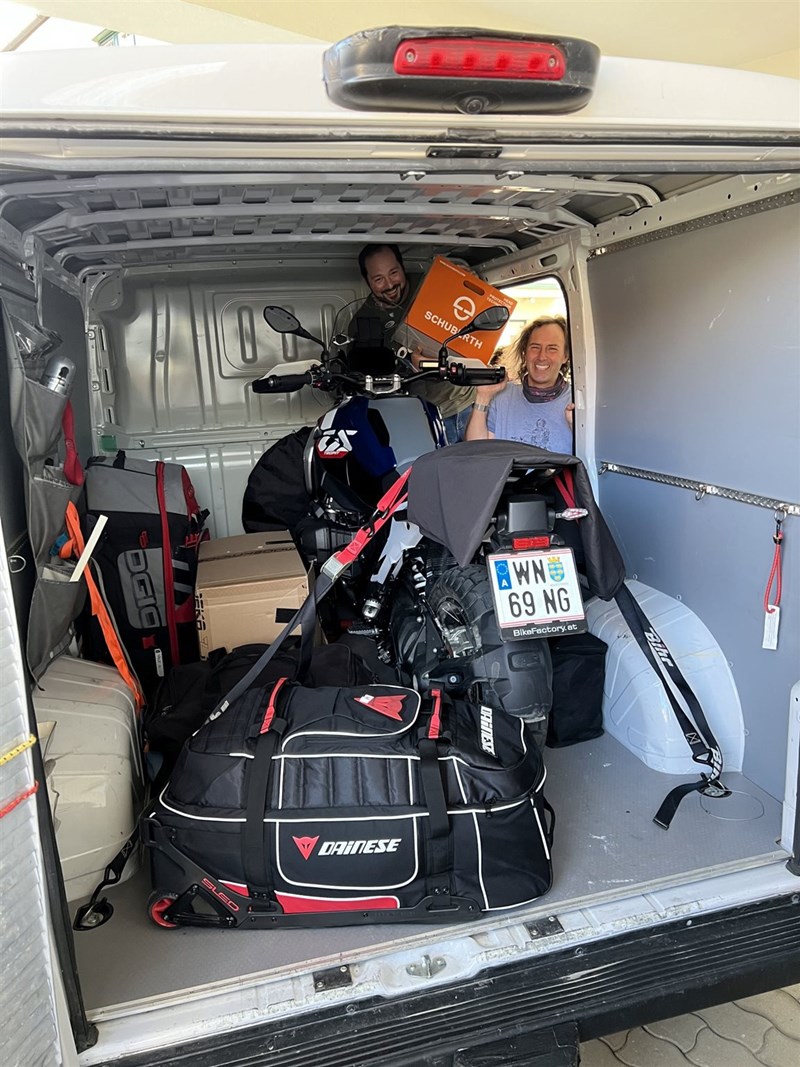 BMW GS im Bus verladen