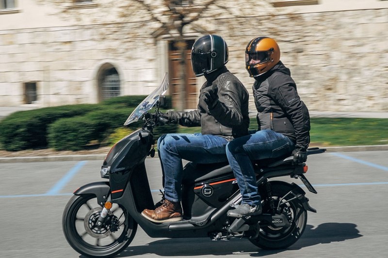 Der Super Soco CPX bietet genügend Platz für zwei Personen.