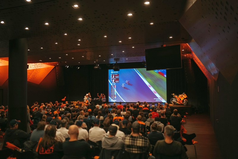 Public Viewing in der KTM Motohall. Public Viewing in der KTM Motohall.