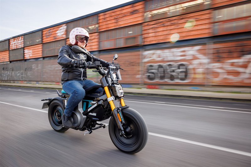 Mit dem HJC V31 auf dem BMW CE 02 unterwegs.