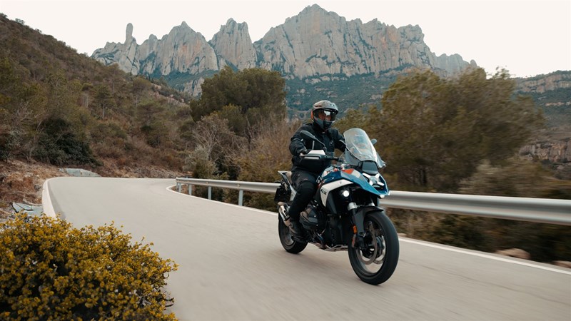 BMW R 1300 GS vor Berg, Fahrer mit Touringausrüstung
