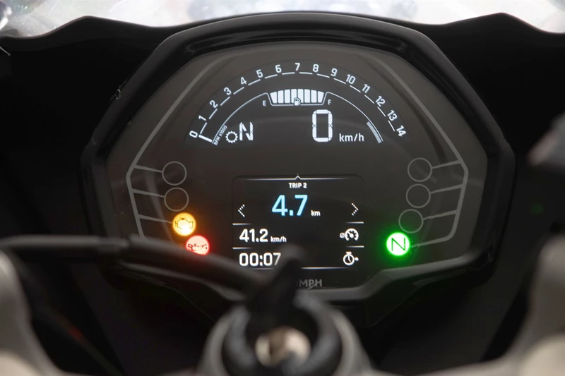 Das bekannte Display, das nun auch in der Daytona 660 zum Einsatz kommt. Das bekannte Display, das nun auch in der Daytona 660 zum Einsatz kommt.
