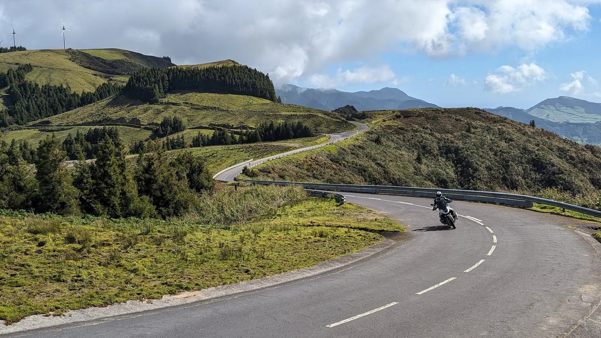 Fantastické zatáčky, skvělé výhledy: jízda na motorce na Azorech