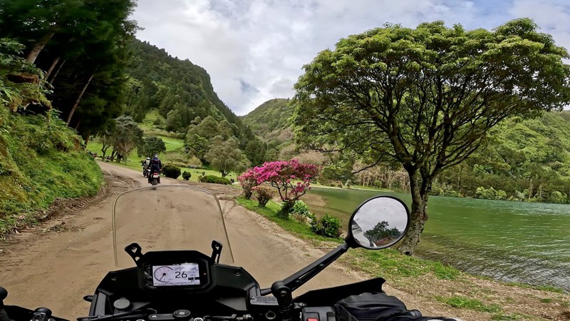 Wunderschöne Route entlang des Doppelkratersees