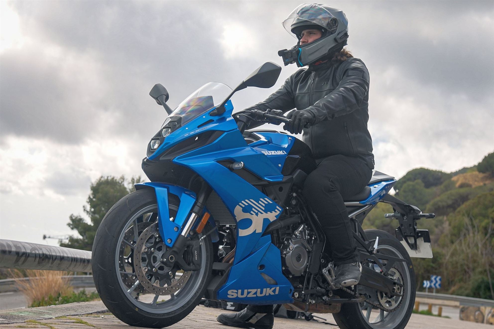 Suzuki GSX-8R poloha sedadel