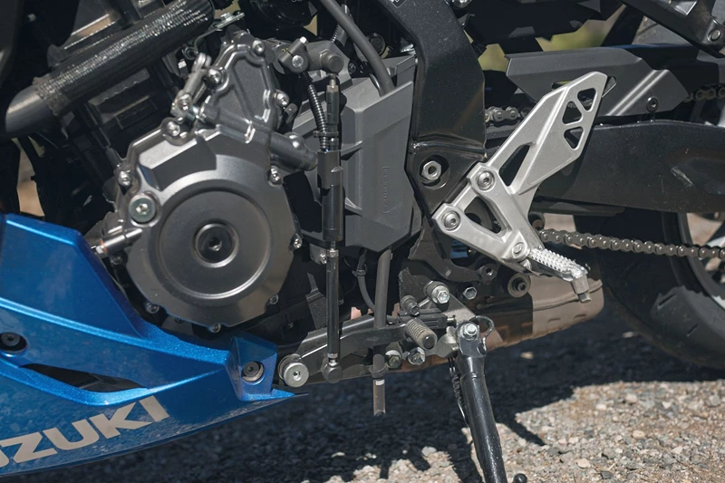 Andere Hersteller verlangen Aufpreis, bei Suzuki ist er serienmäßig an Bord: Der Quickshifter. Andere Hersteller verlangen Aufpreis, bei Suzuki ist er serienmäßig an Bord: Der Quickshifter.