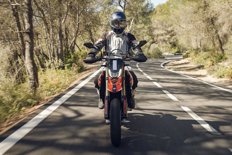 Ergonomisch zeigt sich die Hypermotard 698 Mono bequem. | Fahrergröße: 185 cm