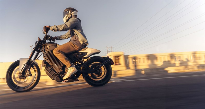 Die Sitzposition geht in Richtung Cruiser, zeigt sich im Kniewinkel aber sportlich.