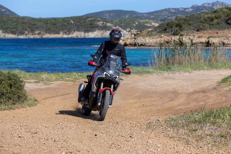 MV Agusta Enduro Veloce beim Test auf Schotter auf Sardinien im April 2024 MV Agusta Enduro Veloce beim Test auf Schotter auf Sardinien im April 2024
