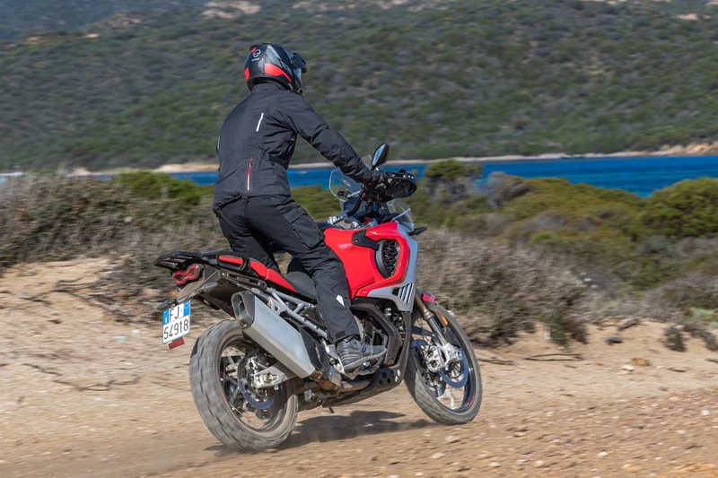 Bei Bedarf: Butterweiches Offroadfahrwerk und angenehme aufrechte Position in den Rasten bei der Enduro Veloce Bei Bedarf: Butterweiches Offroadfahrwerk und angenehme aufrechte Position in den Rasten bei der Enduro Veloce