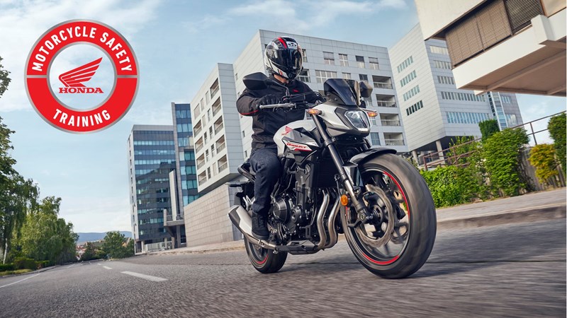 Testmotorrädern stehen den Teilnehmern bereit.