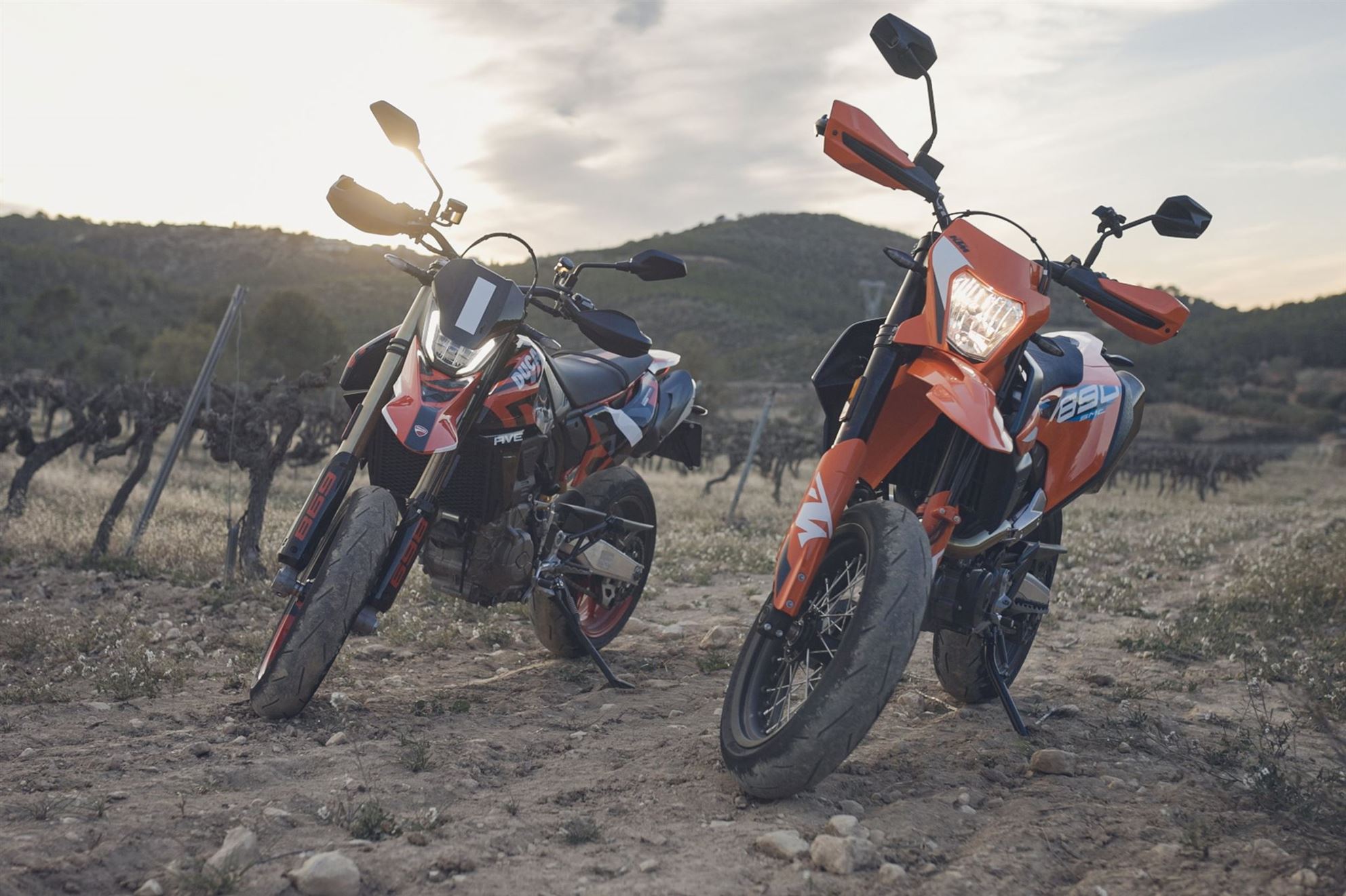 KTM 690 SMC-R versus Ducati Hypermotard 698 Mono 2024 Test