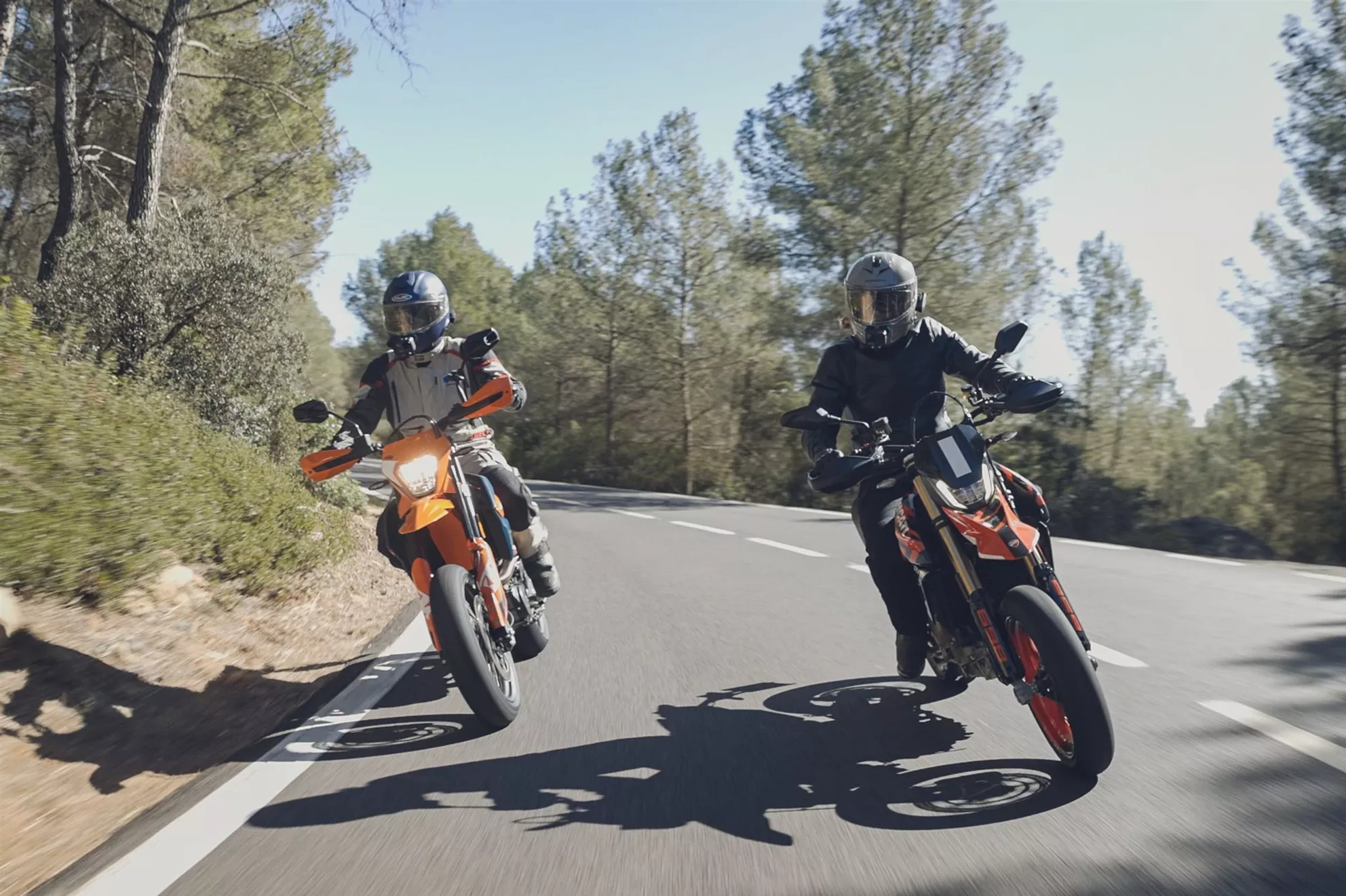 Teste KTM 690 SMC-R versus Ducati Hypermotard 698 Mono 2024