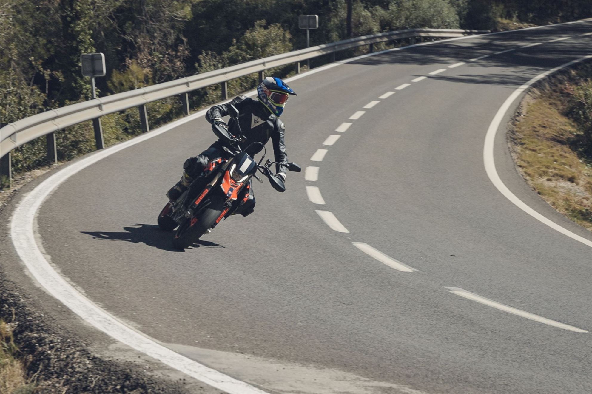 KTM 690 SMC-R ve Ducati Hypermotard 698 Mono 2024 Testi