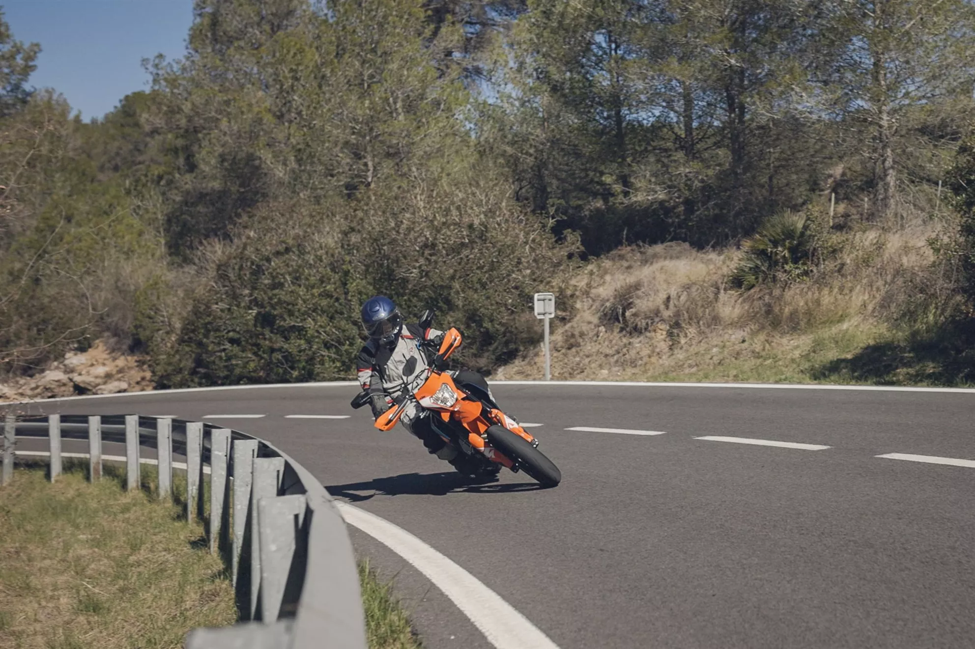 KTM 690 SMC-R protiv Ducati Hypermotard 698 Mono 2024 Test