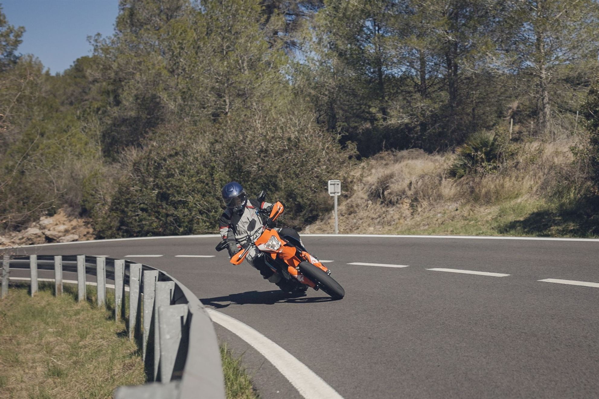 KTM 690 SMC-R ve Ducati Hypermotard 698 Mono 2024 Testi