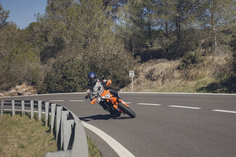 KTM 690 SMC-R versus Ducati Hypermotard 698 Mono 2024 Test
