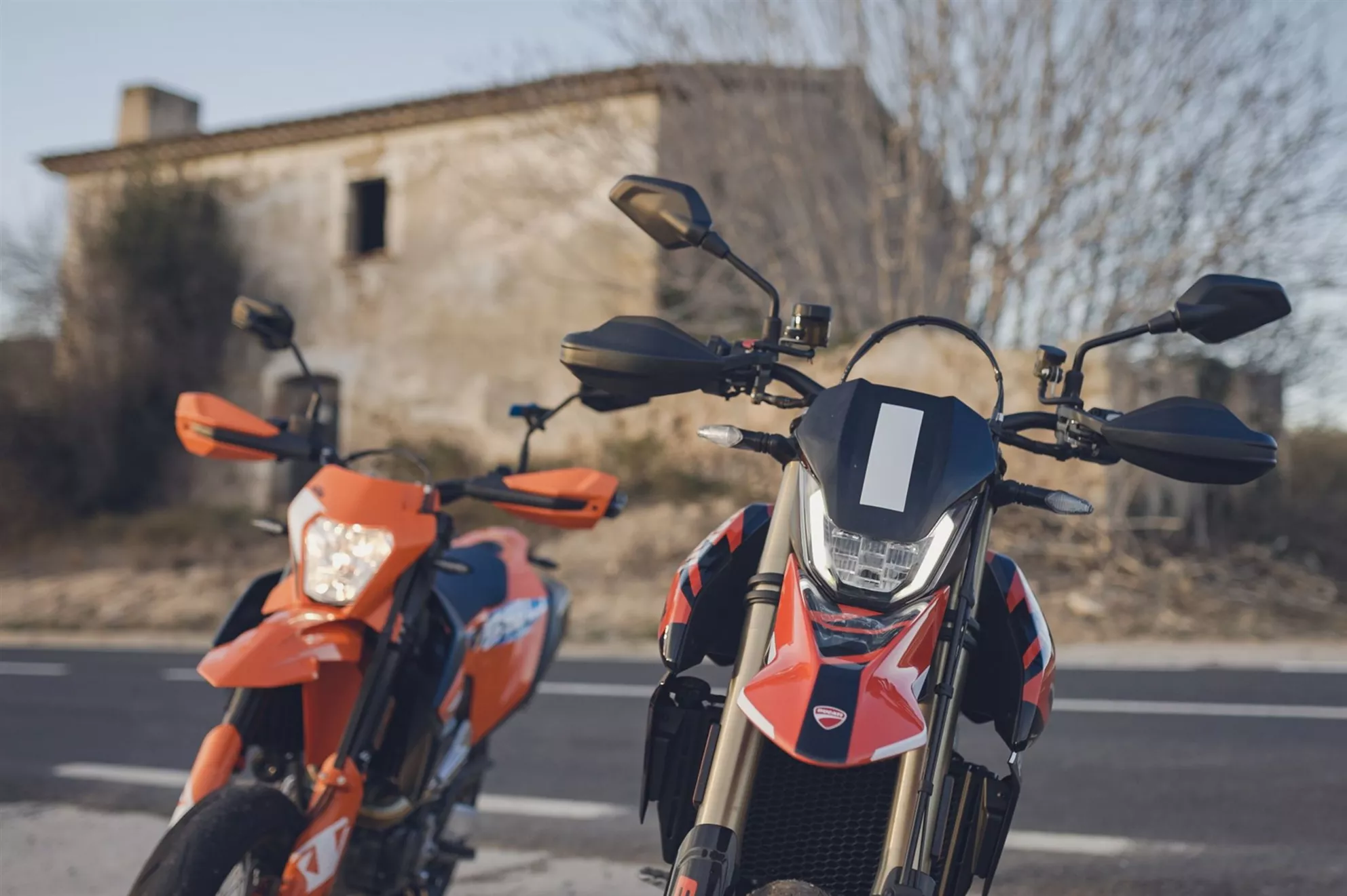KTM 690 SMC-R ve Ducati Hypermotard 698 Mono 2024 Testi