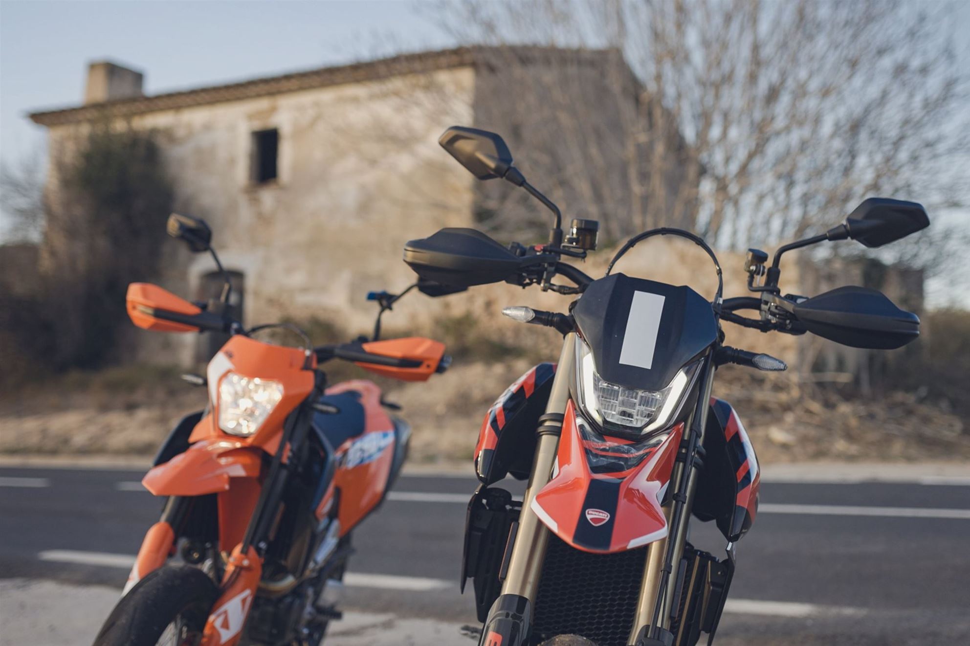 KTM 690 SMC-R versus Ducati Hypermotard 698 Mono 2024 teszt