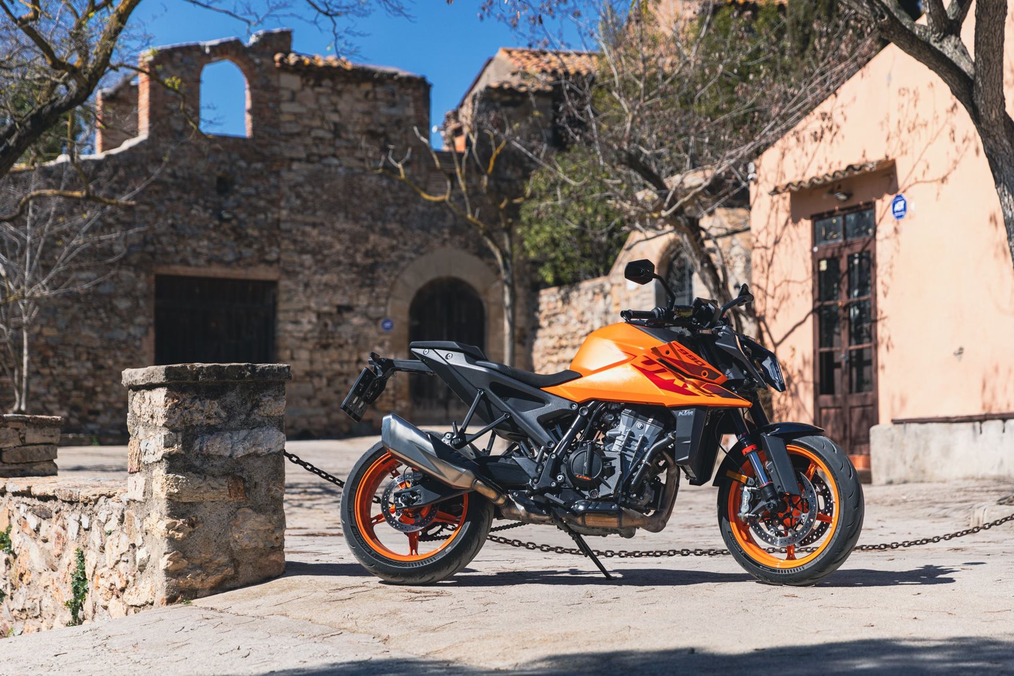 KTM 990 Duke bir İspanyol harabesinin önünde