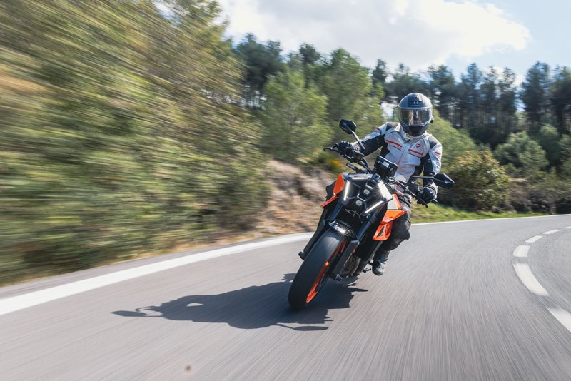 KTM 990 Duke in Action mit neuer Lichtmaske