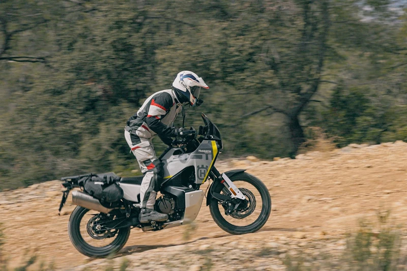 Im losen Gelände sind die größten Vorteile der Husqvarna Norden ihr niedriger Schwerpunkt und die aktive Stehposition, die im Gegensatz zur Africa Twin genügend Platz zwischen Lenker und Fußrasten und eine gute Kontrolle für das Fahrzeug bietet. Im losen Gelände sind die größten Vorteile der Husqvarna Norden ihr niedriger Schwerpunkt und die aktive Stehposition, die im Gegensatz zur Africa Twin genügend Platz zwischen Lenker und Fußrasten und eine gute Kontrolle für das Fahrzeug bietet.