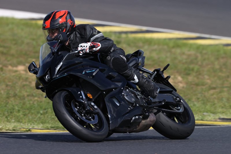 Keine Slicks oder Reifenwärmer nötig, der Reifen pickt einfach!